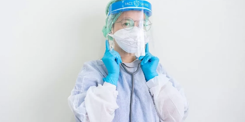 Persona con equipo de protección personal para salud
