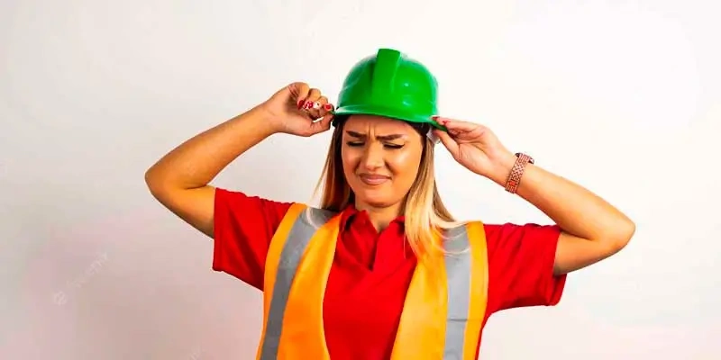 casco-verde-mujer-polo-rojo