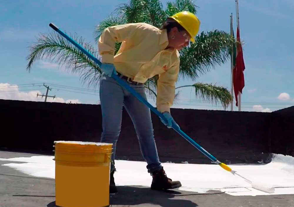 Hombre Con Camisa Amarilla Usando Sika Portada Casa Lima