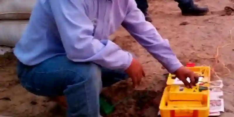 hombre con camisa azul en pozo a tierra