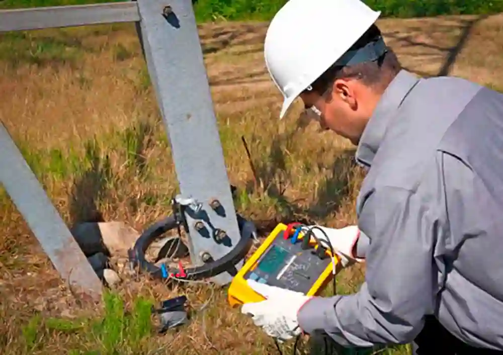 ingeniero midiendo campo eléctrico pozo a tierra