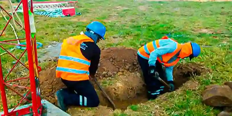 ingenieros escavando para un puesto tierra