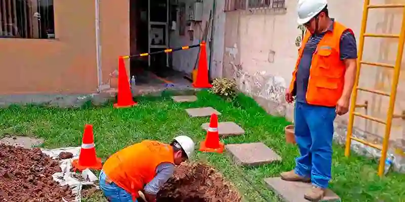 ingenieros naranja cavando pozo tierra