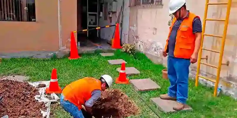 ingrenieros realizando una excavación para hacer un pozo de tierra