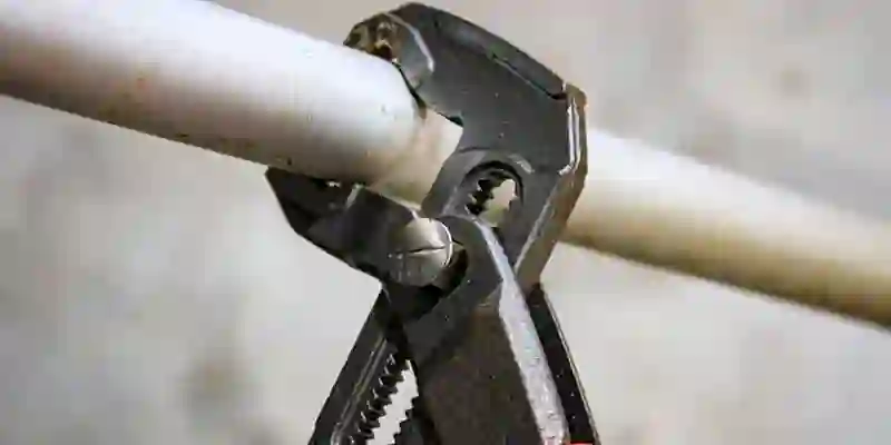 tubo de aluminio cortqado por alicate