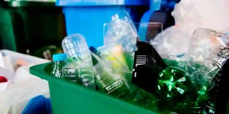 botellas en tacho verde