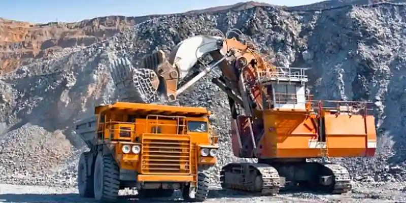 camion de mineria excavando tierra en mina de ancash