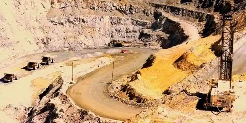 camiones de carga en carretera de mina de moquegua