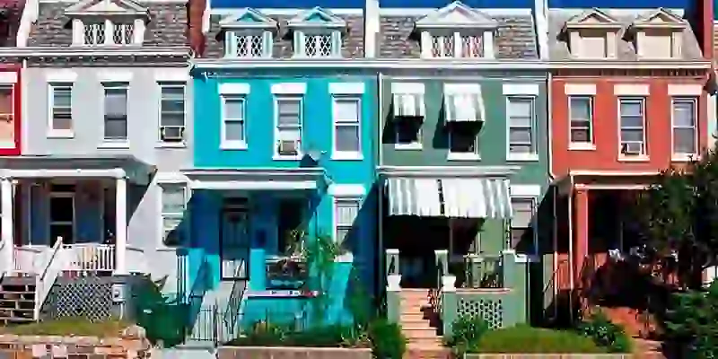 Casas de Colores Con Escaleras en La Entrada