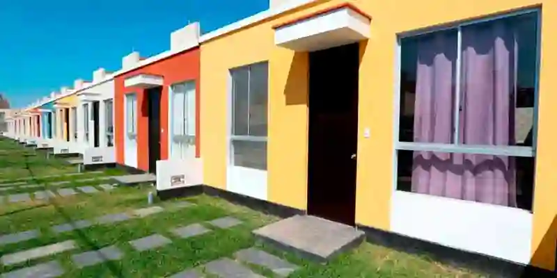 Casas De Colores Con Grada De Cemento