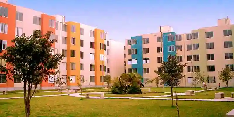 condominios con arboles en el parque