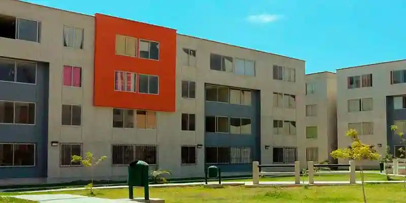 Condominio Con Tachos y Asientos en El Parque