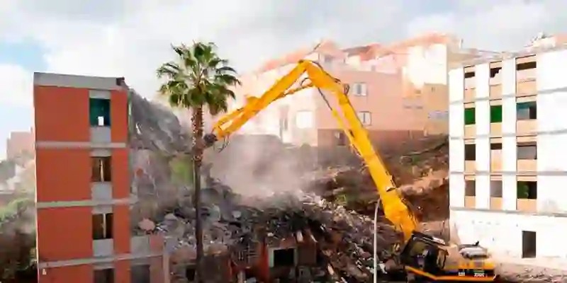 escavadora destruyendo casa