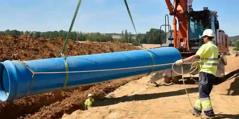 Grúa Poniendo Tubería Azul Casa Lima