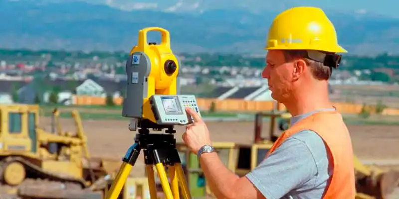 ingeniero con casco amarillo