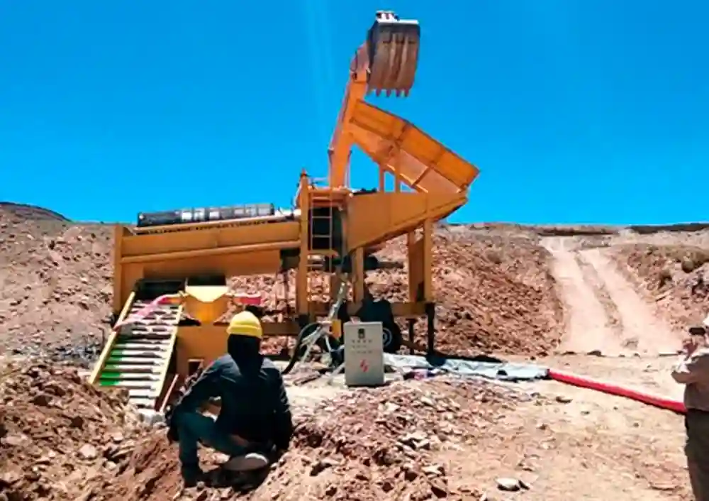 ingeniero con maquina de excavacion mina huaraz