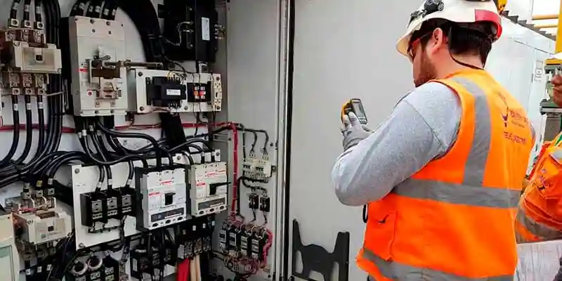 ingeniero revisando sistema electrico 