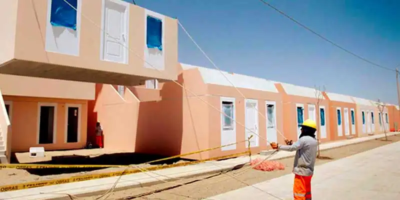 Ingeniero Sosteniendo Ventana de Una Casa Con Una Cuerda