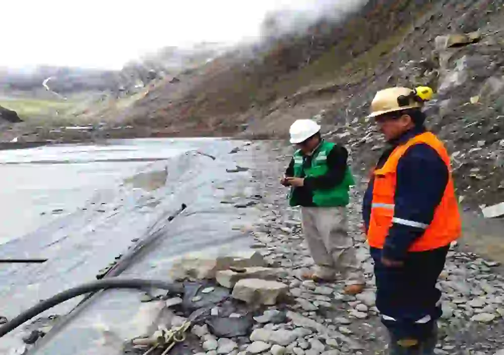 ingenieros en mina de puno