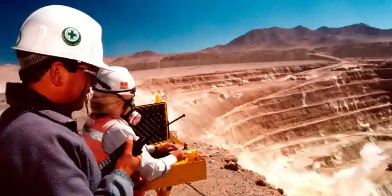 ingenieros observando mina tacna