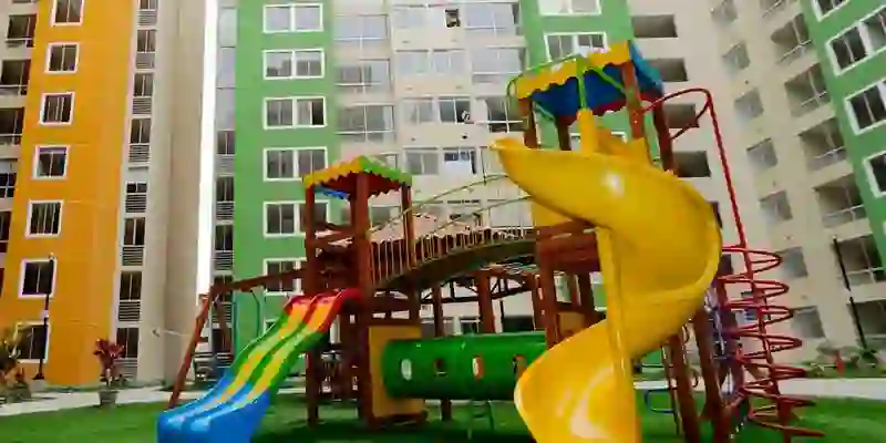 Juegos Para Niños en Medio de Condominio