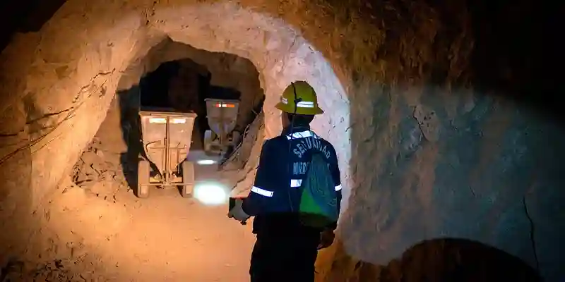 minero cueva mina arequipa