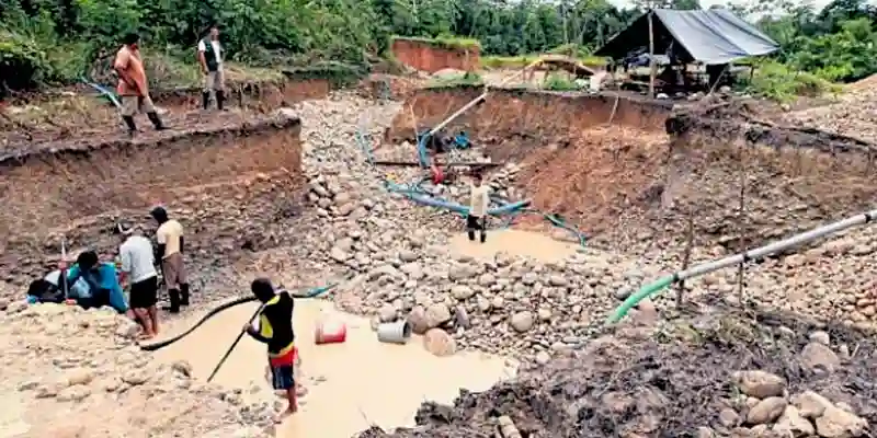 mineros trabajando en charco mina madre de dios