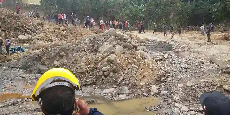 mineros caminando en mina puno