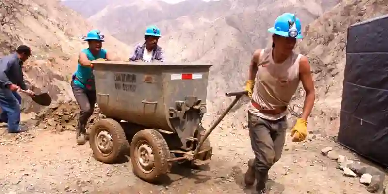 mineros en mina cusco