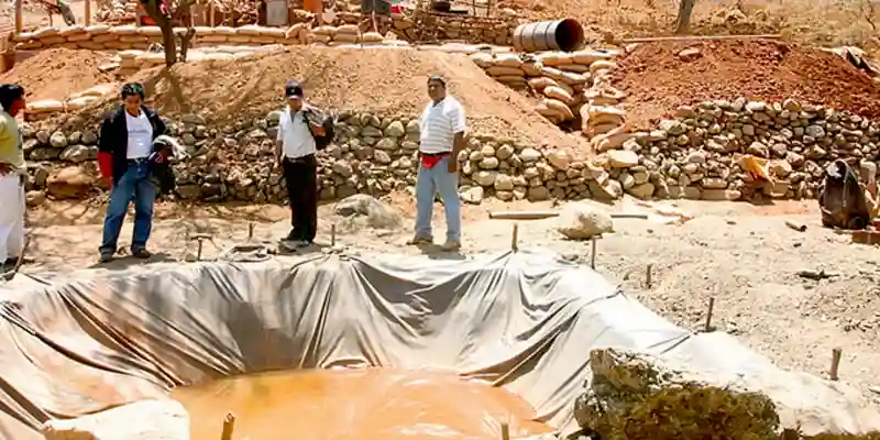 mineros observando mina piura