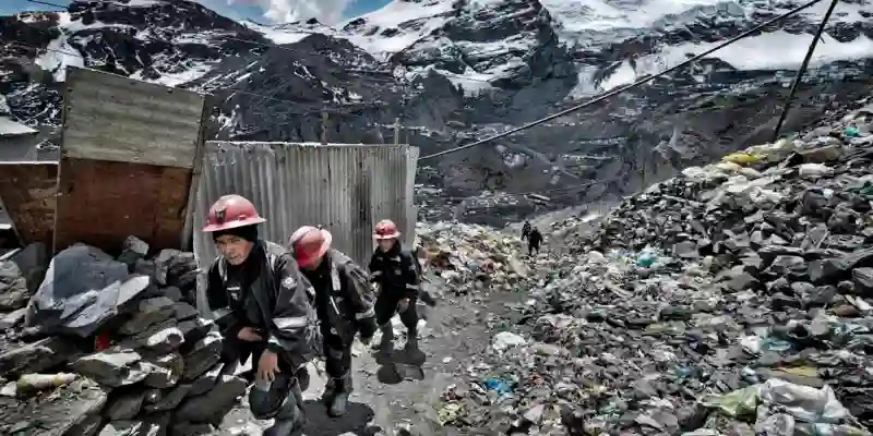 mineros subiendo cerro