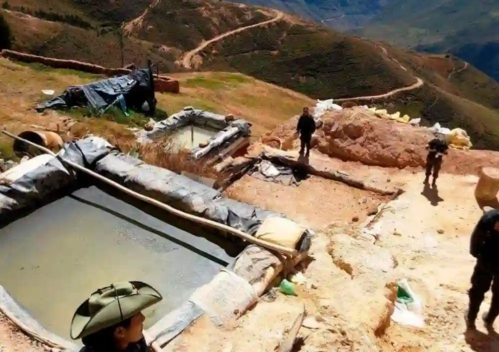 mineros trabajando en mina de piura