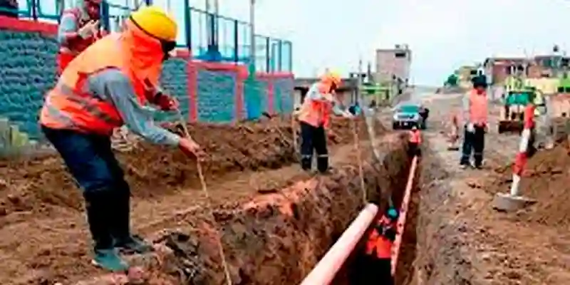 obreros poniendo tubo de desague