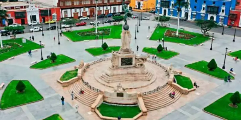 plaza central peru