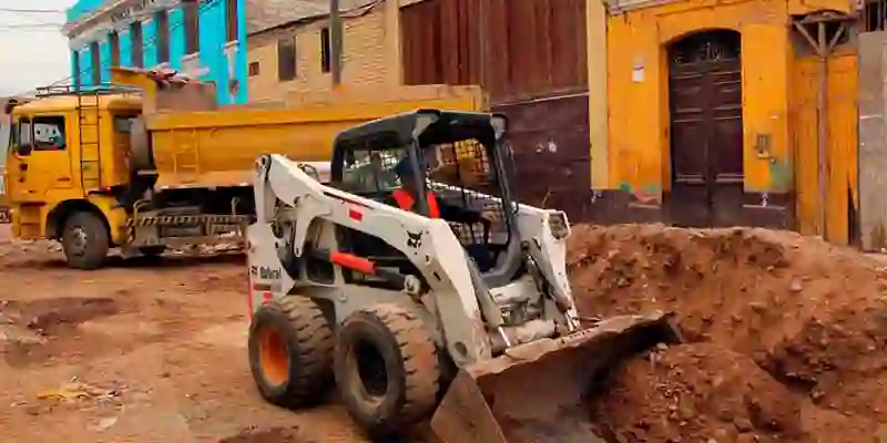 tractor blanco trabajando 