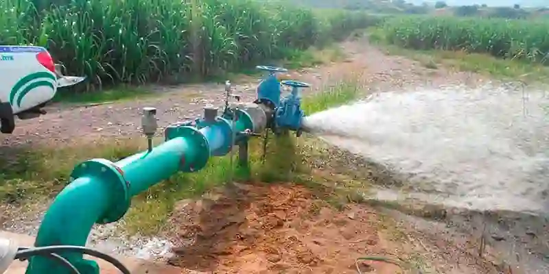 tuberias verdes explusando agua