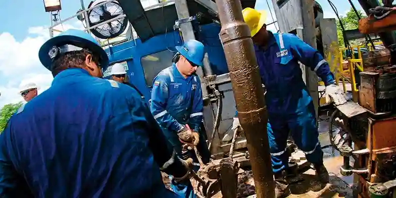 trabajadores sacando petroleo