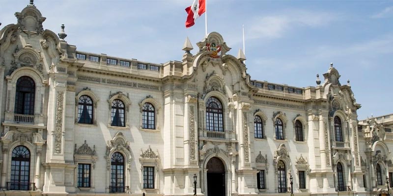 Palacio de Gobierno con Bandera Casa Lima Palacio de Gobierno con Bandera Casa Lima