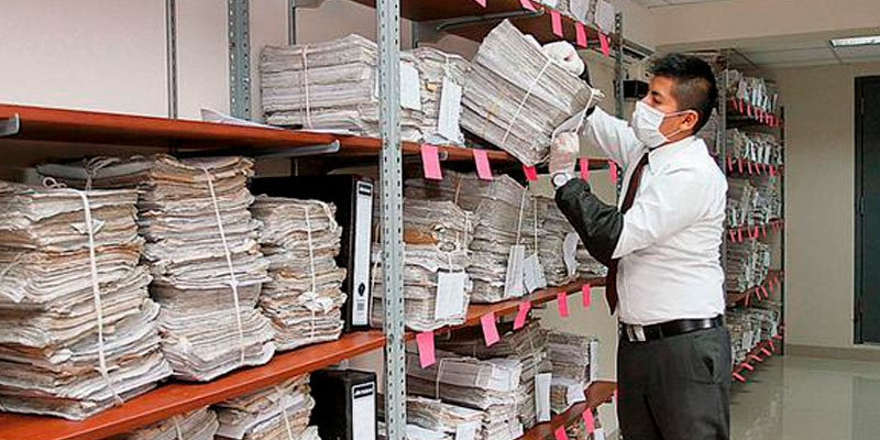 Hombre Agarrando Expedientes Judiciales Casa Lima Hombre Agarrando Expedientes Judiciales Casa Lima