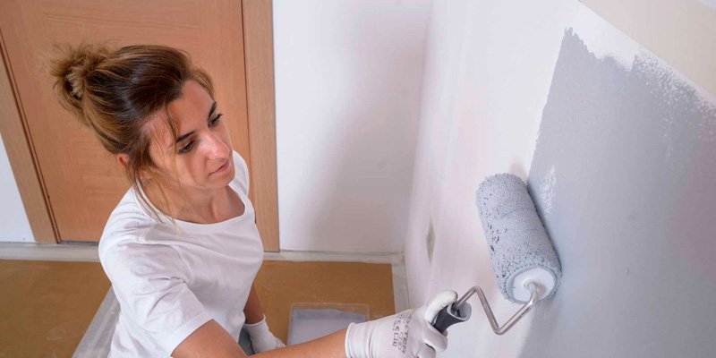 Mujer Pintando Casa Lima Perú Mujer Pintando Casa Lima Perú