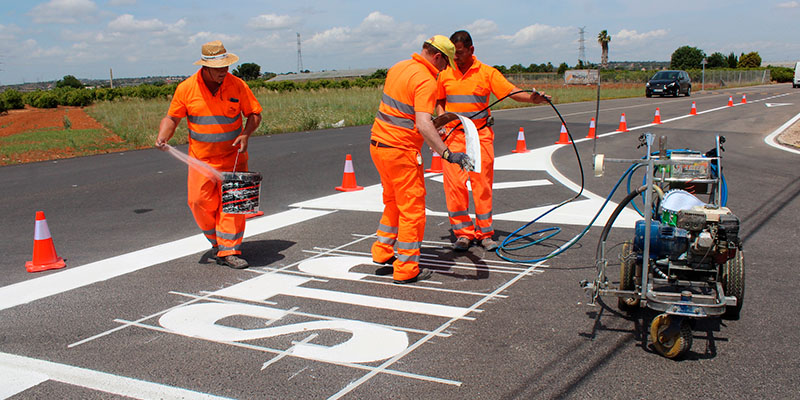 Trabajadores Pintando Pista Casa Lima Perú