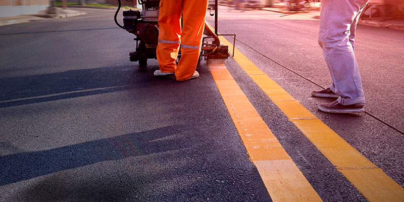 Trabajadores Pintando Pista
