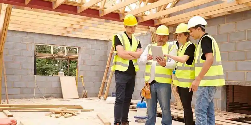 Albañiles para construir una casa