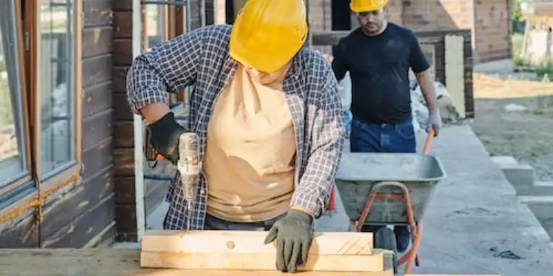 albanil-trabajando-con-madera