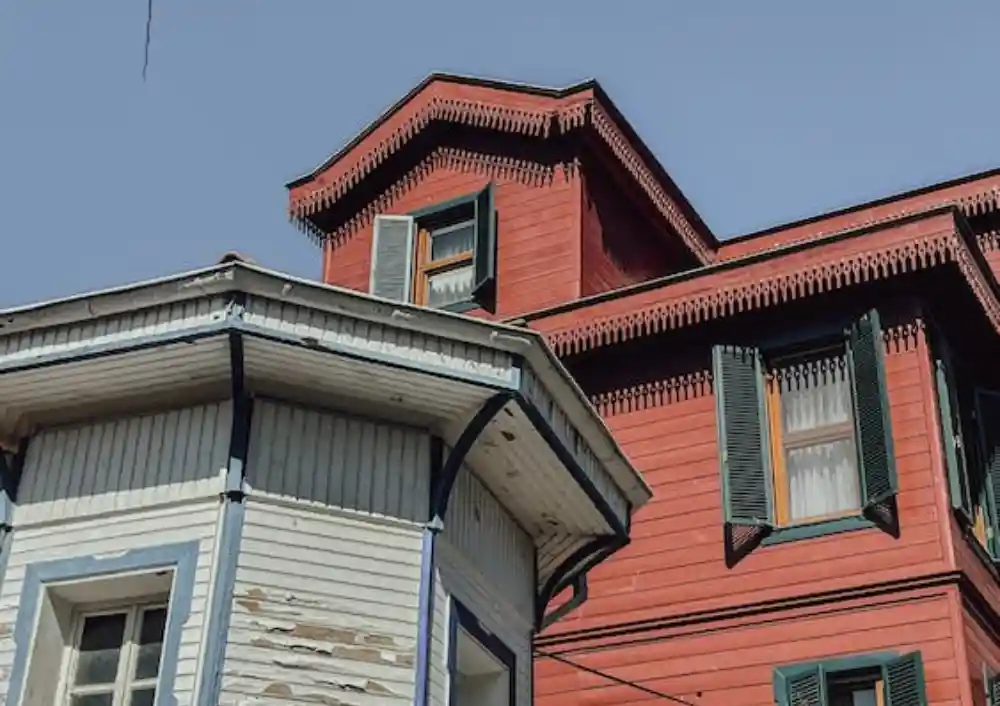 casa de madera pintada de rojo