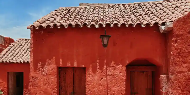 casa roja de adobe