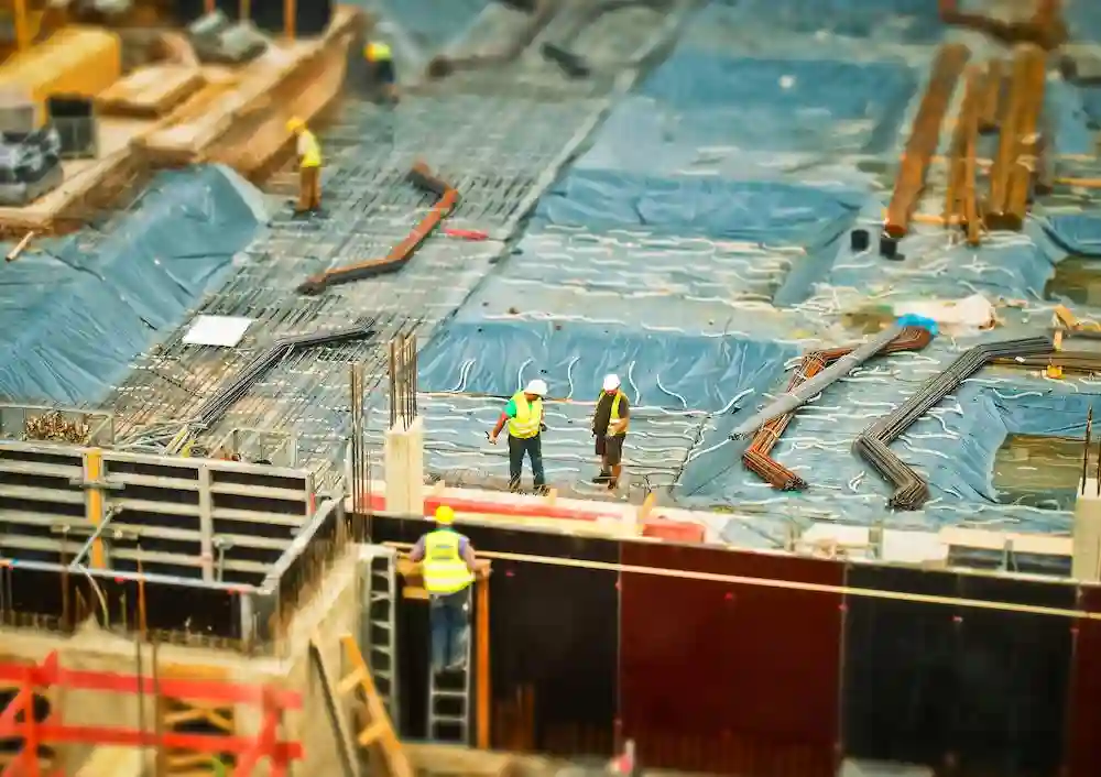 edificio con estructura de acero en obras de contruccion