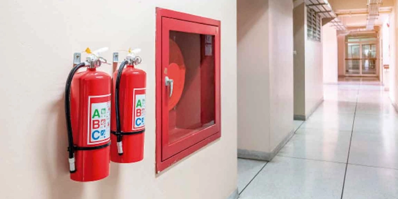 gabinete rojo en pared