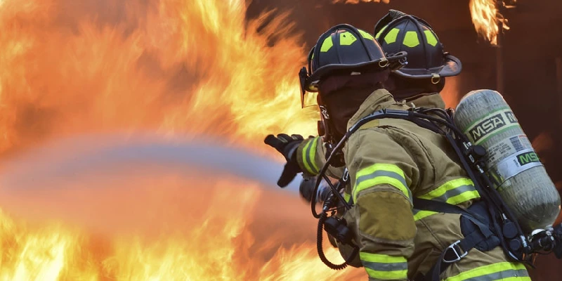 equipo de protección contra incendios en una empresa