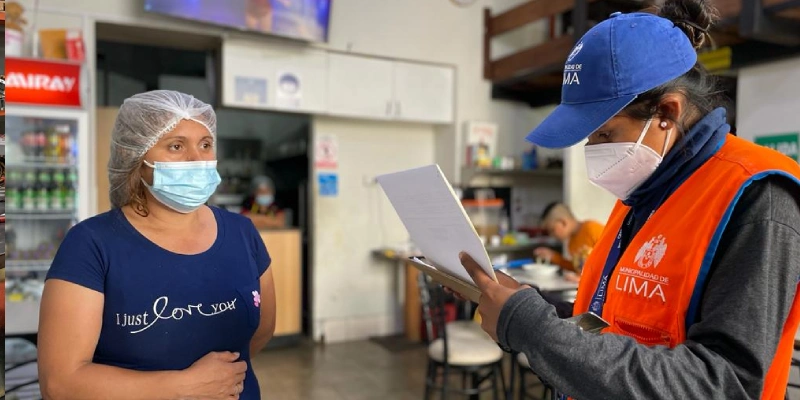 mujer recibiendo un certificado itse